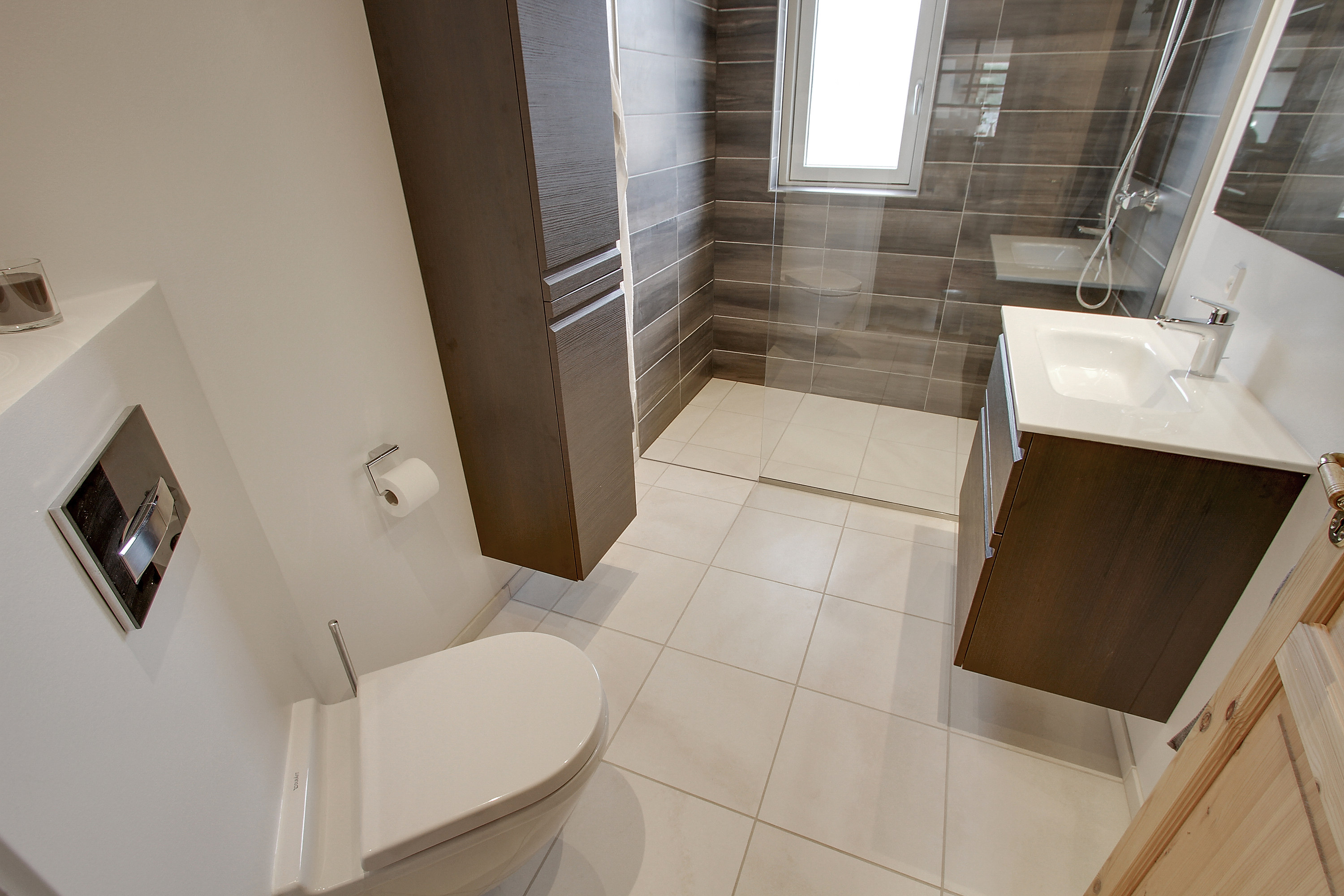 Nyt 5,8 m2 badeværelse med cassøe bruser og grohe toilet i ... Badeværelse invita